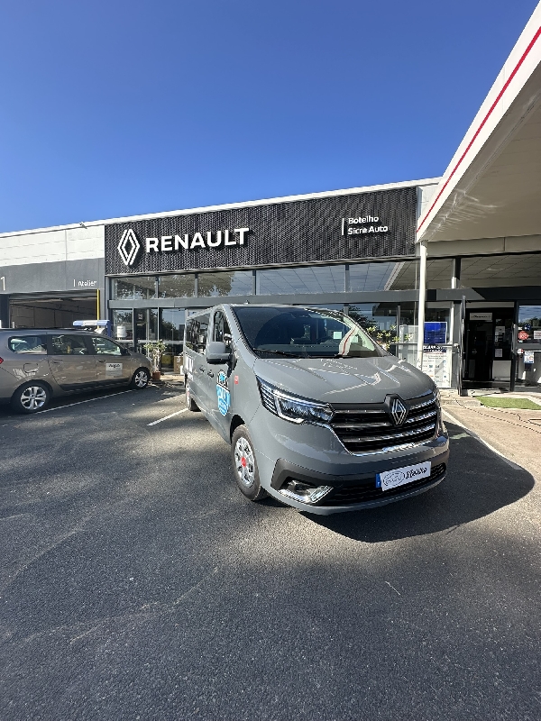RENAULT TRAFIC MINI BUS